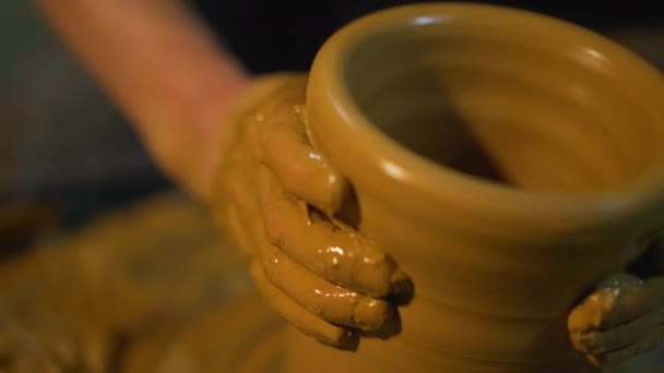 陶工轮 手在陶工轮上形成陶土罐 — 图库视频影像