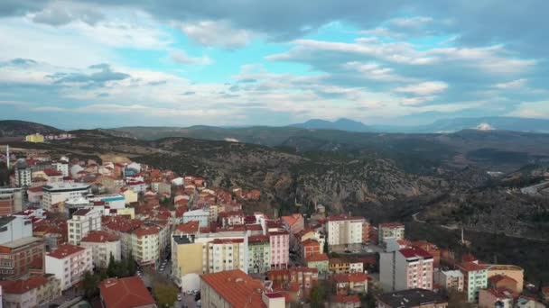 Letecký pohled na krajinu města Bilecik v Turecku. 4K záběry v Turecku