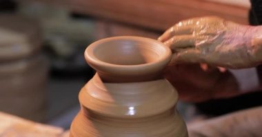 Çömlekçi çarkı, eller çömlekçi çarkında kil çömleği oluşturur.