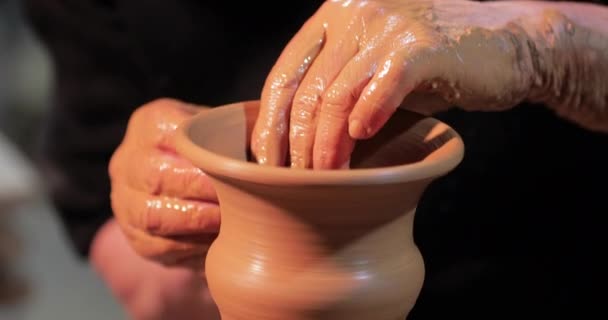 Potters Roda Mãos Forma Pote Barro Roda Oleiro — Vídeo de Stock