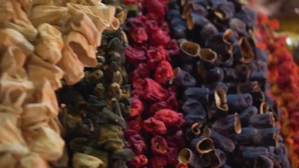 Mnoho červených paprik visí na stěně a suší se tradičním způsobem — Stock video