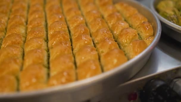 Incredibile vista di deliziosa Baklava turca a Gaziantep. Filmati 4K in Turchia — Video Stock