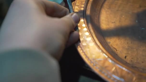 Řemeslník vyřezává měděný kotlík v Gaziantep Bazaar of Coppersmith — Stock video
