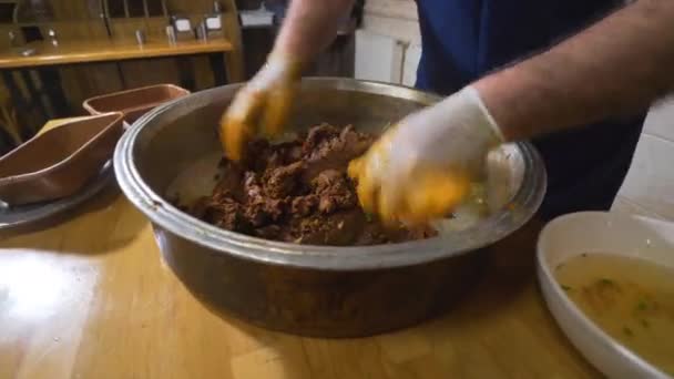 Um chef que faz almôndegas cruas tradicionais turcas — Vídeo de Stock