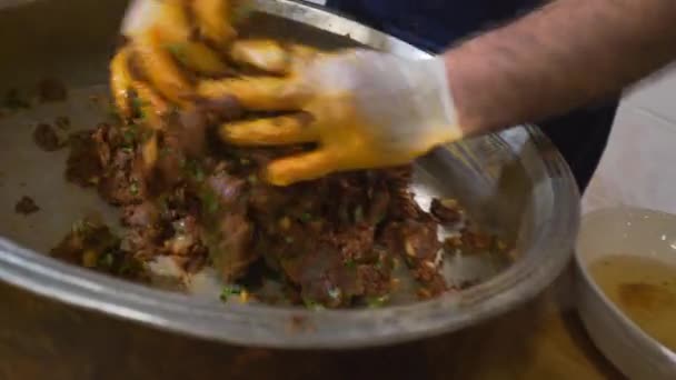 Un chef qui fait des boulettes de viande crues traditionnelles turques — Video