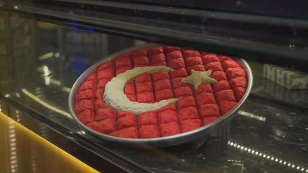 Incredibile vista di deliziosa Baklava turca a Gaziantep. Bandiera turca a forma di — Video Stock