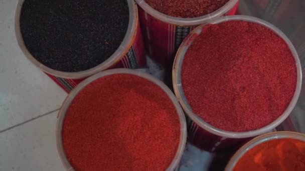 Close-up view pile of spices in Gaziantep. Paprika spice. — Stock Video