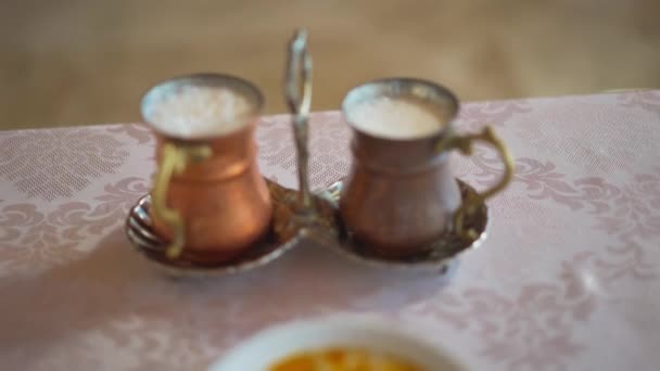 Vue rapprochée de la nourriture régionale Nevsehir. Délicieuse cuisine turque — Video