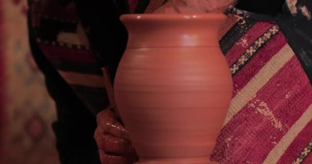陶工轮，手在陶工轮上形成陶土罐 — 图库视频影像