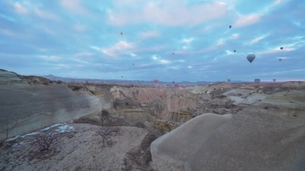 Luftaufnahme von Feenschornsteinen. Heißluftballons fliegen in Kappadokien. 4K-Filmmaterial — Stockvideo