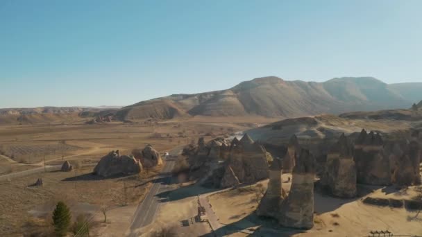 Luchtfoto van sprookjesschoorstenen in Cappadocië. 4K Beelden in Turkije — Stockvideo
