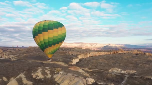 Peri bacalarının havadan görünüşü. Cappadocia 'da uçuş sıcak hava balonları. 4K Görüntü — Stok video