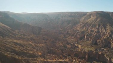 Kapadokya 'daki peri bacalarının havadan görünüşü. Türkiye 'de 4K Görüntüsü