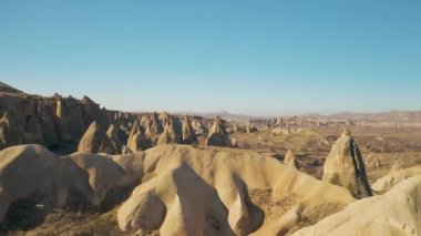 Kapadokya 'daki peri bacalarının havadan görünüşü. Türkiye 'de 4K Görüntüsü