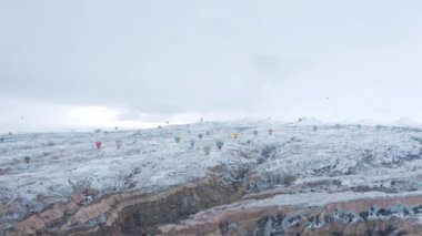 Peri bacalarının havadan görünüşü. Cappadocia 'da uçuş sıcak hava balonları. 4K Görüntü