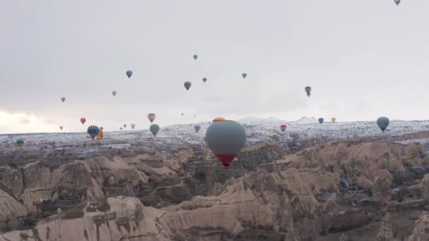 Вид с воздуха на сказочные дымоходы. Летят воздушные шары в Каппадокии. 4K Footage — стоковое видео
