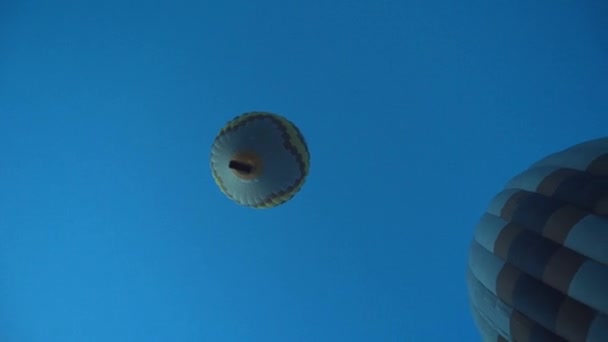 Widok z lotu ptaka. Latające balony na ogrzane powietrze w Kapadocji. Nagranie 4K — Wideo stockowe