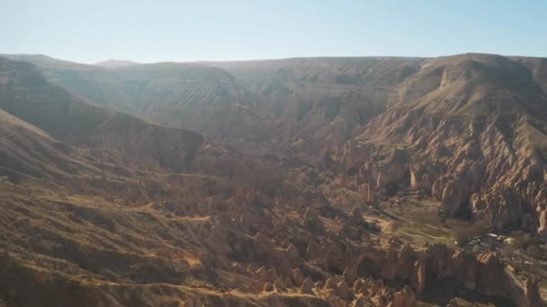 Luftaufnahme von Feenkaminen in Kappadokien. 4K-Filmmaterial in der Türkei — Stockvideo