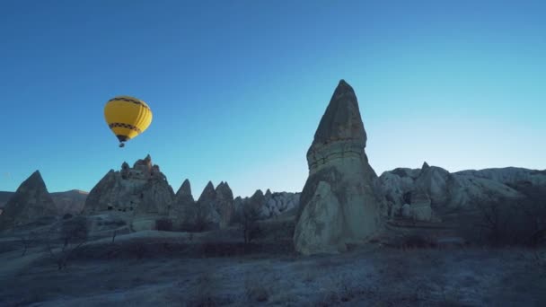 Uma vista incrível das chaminés das fadas. Voo balões de ar quente em Cappadocia.4K Filmagem — Vídeo de Stock