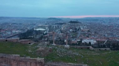 Türkiye 'deki Tarihi Sanliurfa Şatosu' nun havadan görünüşü. Türkiye 'de 4K Görüntüsü