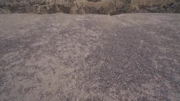 Uma vista incrível das chaminés das fadas. Voo balões de ar quente em Cappadocia.4K Filmagem — Vídeo de Stock