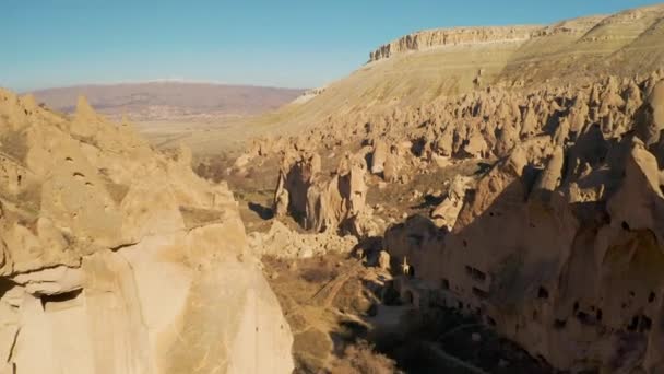 Vista aérea de las chimeneas de hadas en Capadocia. Filmación 4K en Turquía — Vídeo de stock