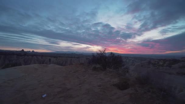 Erstaunlicher Sonnenuntergang mit Blick auf die Feenschornsteine in Kappadokien. 4K-Filmmaterial in der Türkei. — Stockvideo