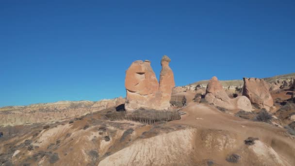 Kapadokya 'daki peri bacalarının havadan görünüşü. Türkiye 'de 4K Görüntüsü — Stok video