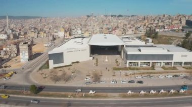 Gaziantep 'teki Zeugma Mozaik Müzesi' nin havadan görünüşü. Türkiye 'de 4K Görüntüsü