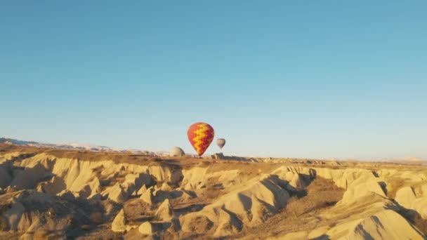 Tündérkémények légi rálátása. Repülő hőlégballonok Cappadociában. 4K felvétel — Stock videók