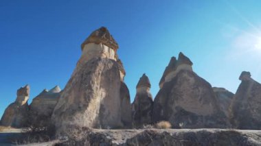 Kapadokya 'daki peri bacalarının havadan görünüşü. Türkiye 'de 4K Görüntüsü