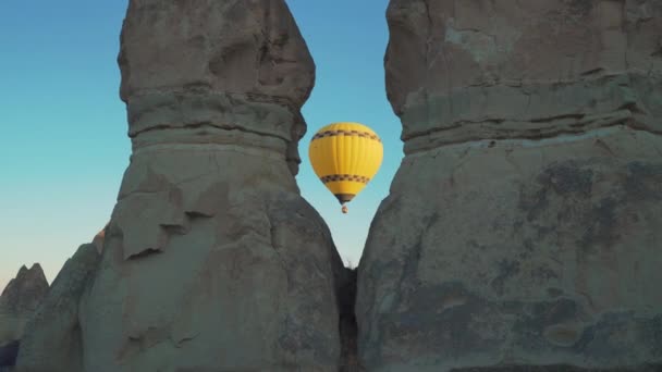 Tolle Aussicht auf märchenhafte Schornsteine. Heißluftballons fliegen in Kappadokien. — Stockvideo