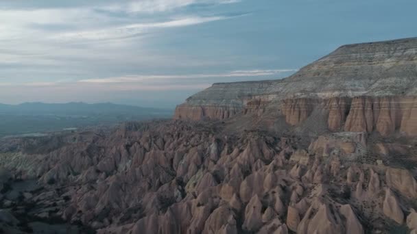 Luftaufnahme von Feenkaminen in Kappadokien. 4K-Filmmaterial in der Türkei — Stockvideo