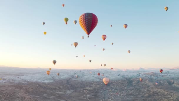 Vue aérienne des cheminées de fées. Vols de montgolfières en Cappadoce. Images 4K — Video