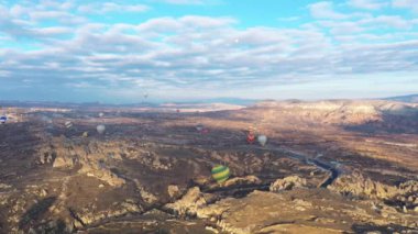 Peri bacalarının havadan görünüşü. Cappadocia 'da uçuş sıcak hava balonları. 4K Görüntü