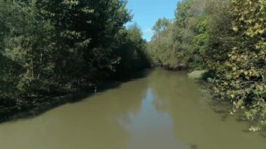 Bartin 'deki küçük nehrin havadan görünüşü. Türkiye 'de 4K Görüntüsü