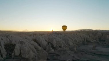 Peri bacalarının havadan görünüşü. Cappadocia 'da uçuş sıcak hava balonları. 4K Görüntü