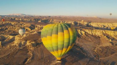 Peri bacalarının havadan görünüşü. Cappadocia 'da uçuş sıcak hava balonları. 4K Görüntü
