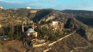 Bilecik 'teki Orhan Gazi Camii' nin havadan görüntüsü. Türkiye 'de 4K Görüntüsü