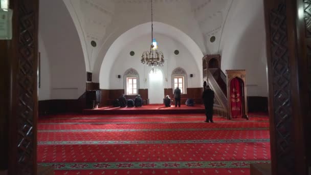 Bilecik, Turquia - 05.02.2019: vista interior da Mesquita Orhan Gazi em Bilecik — Vídeo de Stock