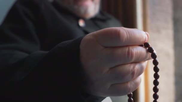 Vista de cerca de las manos de un anciano musulmán sosteniendo un rosario — Vídeos de Stock