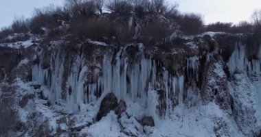 Erzincan 'daki Girlevik şelalesinin hava görüntüsü. Şimdi hava durumu. Türkiye 'de 4K Görüntüsü