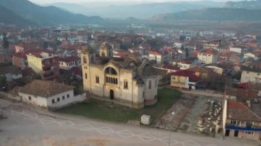 Bilecik 'teki Hagios Georgios Kilisesi' nin havadan görünüşü. Türkiye 'de 4K Görüntüsü