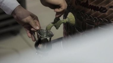 Bir garson Türk Ayran 'ını dolduruyor.