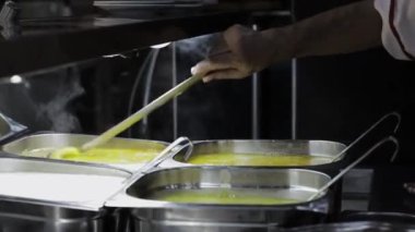 Bir şef restoranda çorba pişiriyor. Türkiye 'de 4K Görüntüsü