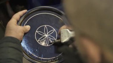 Bir ressam esrara insan silueti çiziyor. Türkiye 'de 4K Görüntüsü