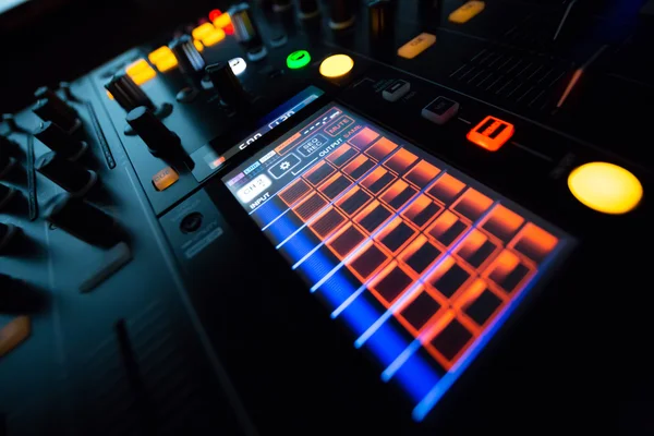 DJ console mengpaneel — Stockfoto