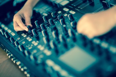 Dj konsolu Club müzik karıştırma 