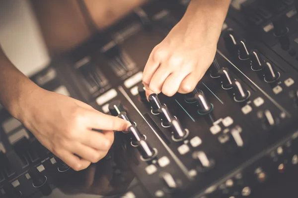 DJ mezclando música en la consola del club —  Fotos de Stock