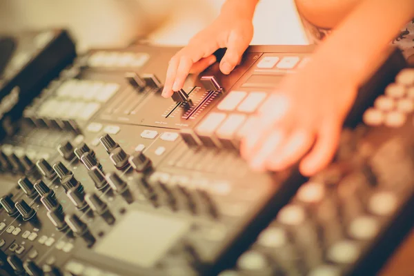 DJ mixing music on console at the club — Stock Photo, Image